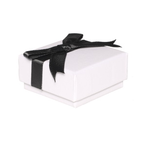 Ecrin boîte cadeau pour bague en carton de couleur blanc avec un nœud papillon en textile de couleur noir. Intérieur en mousse noire.