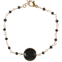 Bracelet composé d'une chaîne en acier doré, de perles de couleur noir et d'un cabochon rond de couleur noir. Fermoir mousqueton avec 2 cm de rallonge.