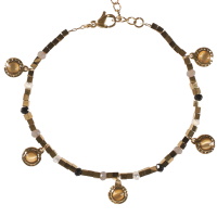 Bracelet composé d'une chaîne cubes en acier doré, de perles de couleur noire et de pendants ronds surmontés d'un cabochon. Fermoir mousqueton avec 3 cm de rallonge.