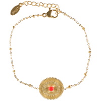 Bracelet composé d'une chaîne en acier doré et d'une pastille ronde avec motifs en acier doré surmontée d'une pierre de couleur rouge. Fermoir mousqueton avec 3 cm de rallonge.