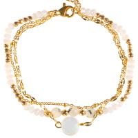 Bracelet triple rangs composé d'une chaîne en acier doré, une chaîne en acier doré surmontée d'une pierre de couleur blanche, et une chaîne de perles en acier doré et de perles de couleur blanche. Fermoir mousqueton avec 3 cm de rallonge.