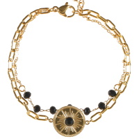 Bracelet double rangs composé d'une chaîne en acier doré avec perles de couleur noire et d'une chaîne en acier doré avec une pastille ronde aux motifs de rayon surmontée d'une pierre de couleur noire. Fermoir mousqueton avec 3 cm de rallonge.