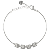 Bracelet jonc fil rond en acier argenté avec 4 cubes composants le mot LOVE avec le dessin d'un cœur à la place du O. Fermoir mousqueton pour resserrer le jonc avec 4 cm de rallonge.