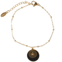 Bracelet composé d'une chaîne et d'une pastille pendantes avec une étoile en acier doré et d'une pastille ronde pavée d'émail de couleur noir. Fermoir mousqueton avec 3 cm de rallonge.