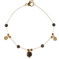 Bracelet composé d'une chaîne et de pastilles rondes martelées en acier doré et de perles de couleur noire. Fermoir mousqueton avec 3 cm de rallonge.