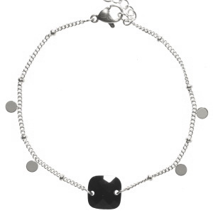 Bracelet composé d'une chaîne avec pampilles rondes en acier argenté et d'une pierre de couleur noir de forme carré. Fermoir mousqueton avec 3 cm de rallonge.