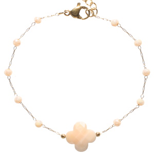 Bracelet composé d'une chaîne en acier doré, de perles et d'une pierre de couleur blanche. Fermoir mousqueton avec 3 cm de rallonge.