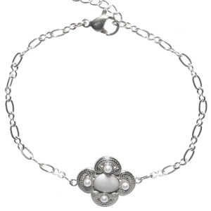 Bracelet composé d'une chaîne en acier argenté et d'une pastille surmontée de quatre perles d'imitation et d'un cabochon ovale de nacre. Fermoir mousqueton avec 3 cm de rallonge.