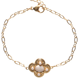 Bracelet composé d'une chaîne en acier doré et d'une pastille surmontée de quatre perles d'imitation et d'un cabochon ovale de nacre. Fermoir mousqueton avec 3 cm de rallonge.