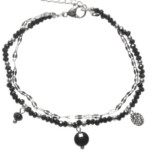 Bracelet double rangs composé d'une chaîne en acier argenté, ainsi qu'une chaîne avec perles en acier argenté et perles de couleur noir et de deux pendants de cristaux noirs et une pastille ovale martelée en acier argenté. Fermoir mousqueton avec 3 cm de rallonge.