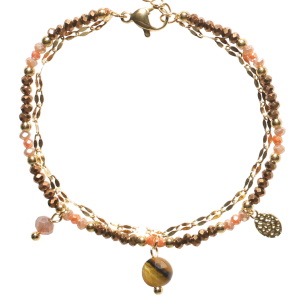 Bracelet double rangs composé d'une chaîne en acier doré, ainsi qu'une chaîne avec perles en acier doré et perles de couleur marron et de deux pendants de cristaux marrons et une pastille ovale martelée en acier doré. Fermoir mousqueton avec 3 cm de rallonge.