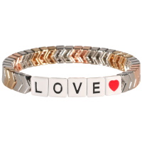 Bracelet fantaisie élastique composé de flèche en métal argenté, doré et rosé et le mot LOVE avec le dessin de cœur en émail de couleur.