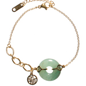 Bracelet composé d'une chaîne avec un pendentif rond aux motifs filigranes en acier doré et d'un cercle en pierre de couleur verte. Fermoir mousqueton avec 3 cm de rallonge.