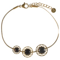 Bracelet avec 3 médaillons au motifs ajourés en acier doré surmontés de pierres de couleur. Fermoir mousqueton avec 2.5 cm de rallonge.
