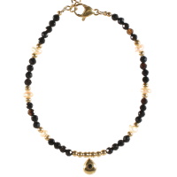 Bracelet composé de perles en acier doré, de perles de couleur noire, de perles de nacre et d'une goutte en acier doré sertie d'un cristal de couleur noire. Fermoir mousqueton avec 3 cm de rallonge.