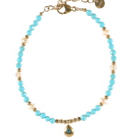 Bracelet composé de perles en acier doré, de perles de couleur turquoise, de perles de nacre et d'une goutte en acier doré sertie d'un cristal de couleur turquoise. Fermoir mousqueton avec 3 cm de rallonge.