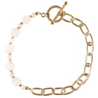 Bracelet composé d'une chaîne avec fermoir cabillaud en acier doré et de perles de couleur blanche.