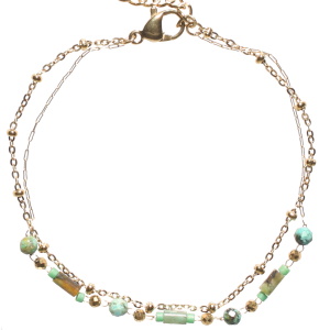 Bracelet double rangs composé d'une chaîne en acier doré et d'une chaîne en acier doré avec perles de couleur verte. Fermoir mousqueton avec 3 cm de rallonge.