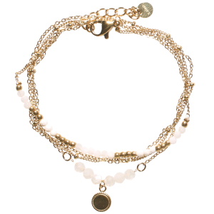 Bracelet double tours et double rangs composé d'une chaîne avec perles en acier doré et de perles de couleur blanche, ainsi qu'une chaîne en acier doré, de perles de couleur blanche et d'une pastille ronde en acier doré. Fermoir mousqueton avec 3 cm de rallonge.