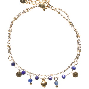 Bracelet double rangs composé d'une chaîne en acier doré, ainsi qu'une chaîne en acier doré, de perles et pampilles de couleur bleue et des pampilles rondes et en forme de cœur en acier doré. Fermoir mousqueton avec 3 cm de rallonge.