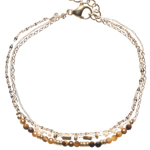 Bracelet triple rangs composé d'une chaîne en acier doré, d'une chaîne avec perles en acier doré et de perles cylindriques de couleur marron, ainsi qu'une chaîne avec perles en acier doré et de perles de couleur marron. Fermoir mousqueton avec 3 cm de rallonge.