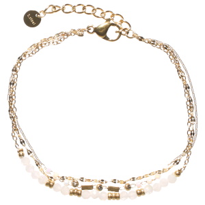 Bracelet triple rangs composé d'une chaîne en acier doré, d'une chaîne avec perles en acier doré et de perles cylindriques de couleur blanche, ainsi qu'une chaîne avec perles en acier doré et de perles de couleur bleue blanche. Fermoir mousqueton avec 3 cm de rallonge.