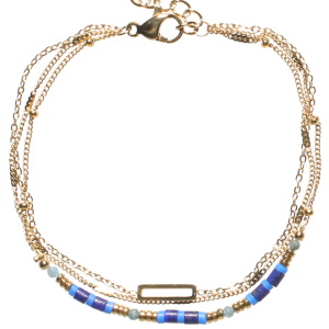 Bracelet triple rangs composé d'une chaîne en acier doré, d'une chaîne avec un rectangle en acier doré, ainsi qu'une chaîne avec perles en acier doré, de perles de couleur bleue et de perles cylindriques en caoutchouc de couleur bleue. Fermoir mousqueton avec 3 cm de rallonge.