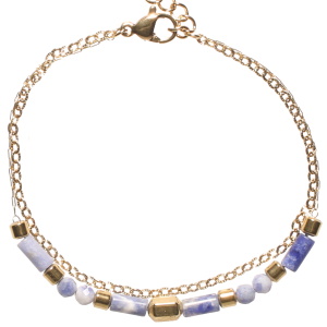Bracelet double rangs composé d'une chaîne en acier doré, ainsi qu'une chaîne en acier doré avec des perles de couleur bleue. Fermoir mousqueton avec 3 cm de rallonge.