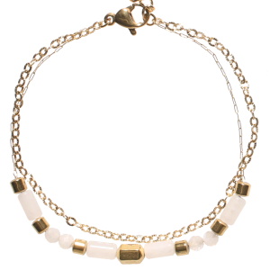 Bracelet double rangs composé d'une chaîne en acier doré, ainsi qu'une chaîne en acier doré avec des perles de couleur blanche. Fermoir mousqueton avec 3 cm de rallonge.