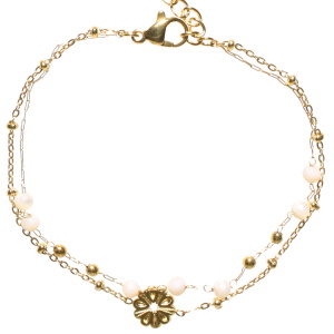 Bracelet triple rangs composé d'une chaîne avec une fleur en acier doré, ainsi qu'une chaîne avec perles en acier doré et de perles de couleur blanche. Fermoir mousqueton avec 3 cm de rallonge.