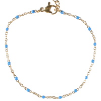 Bracelet composé d'une chaîne en acier doré et de perles en émail de couleur bleu. Fermoir mousqueton avec 3.5 cm de rallonge.