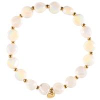 Bracelet fantaisie élastique composé de perles en acier doré et de perles de couleur blanche.