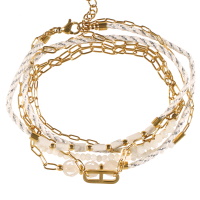 Bracelet double rangs triple tours composé d'une chaîne en acier doré avec des perles de couleur blanche, ainsi qu'une chaîne en acier doré avec des perles rondes et rectangulaires de couleur blanche et du cordon en textile de couleur blanche et argentée. Fermoir mousqueton avec 5 cm de rallonge.