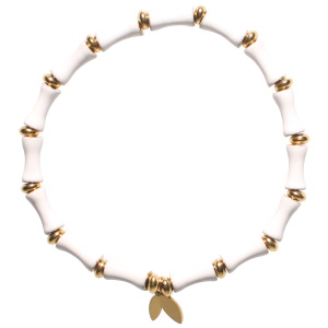 Bracelet élastique composé de perles cylindriques en acier doré, de perles en émail de couleur blanche et d'un pendant en forme de papillon en acier doré.