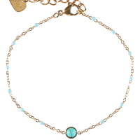 Bracelet composé d'une chaîne en acier doré avec perles en émail de couleur bleu turquoise et d'un cabochon en véritable pierre turquoise. Fermoir mousqueton avec 3 cm de rallonge.