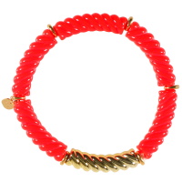 Bracelet élastique composé d'un tube tressé en acier doré et de tubes tressés en matière synthétique de couleur rouge.