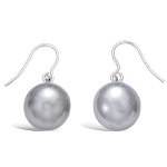 Boucles d'oreilles pendantes en argent 925/000 rhodié et perles grises synthétiques.