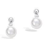 Boucles d'oreilles pendantes en argent 925/000 rhodié et perles blanches.