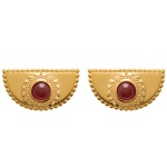 Boucles d'oreilles pendantes en plaqué or et pierres d'imitation rubis.