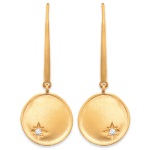 Boucles d'oreilles pendantes en plaqué or et étoiles en oxydes de zirconium.