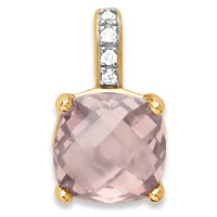 Pendentif en plaqué or 18 carats pavé d'oxydes de zirconium surmonté d'une pierre de couleur rose sertie 4 griffes.