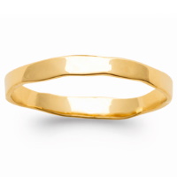 Bague anneau martelée fil carré en plaqué or jaune 18 carats.