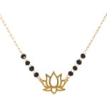 Collier avec pendentif fleur de lotus en acier doré, perles de couleur noire. Fermoir mousqueton en acier doré avec rallonge de 5 cm.
