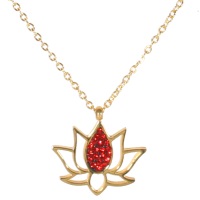 Collier avec pendentif fleur de lotus en acier 316L doré et strass en verre de couleur rouge. Fermoir mousqueton avec rallonge de 5 cm.