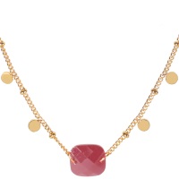 Collier composé d'une chaîne avec pampilles rondes en acier doré et une pierre de forme carré de couleur rouge. Fermoir mousqueton avec une rallonge de 5 cm.