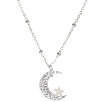 Collier composé d'une chaîne en acier argenté et d'un pendentif croissant de lune pavé de strass surmonté d'une étoile en acier argenté. Fermoir mousqueton avec rallonge de 5 cm.