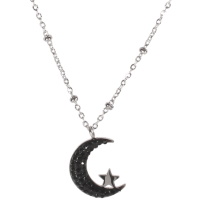 Collier composé d'une chaîne en acier argenté et d'un pendentif croissant de lune pavé de strass de couleur noire surmonté d'une étoile en acier argenté. Fermoir mousqueton avec rallonge de 5 cm.
