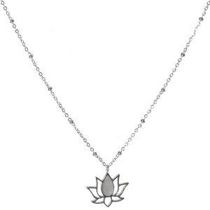 Collier composé d'une chaîne en acier argenté et d'un pendentif en forme de fleur de lotus pavée de nacre. Fermoir mousqueton avec 5 cm de rallonge.