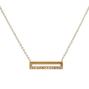 Collier composé d'une chaîne en acier doré et d'un pendentif rectangulaire pavé de strass. Fermoir mousqueton avec 5 cm de rallonge.