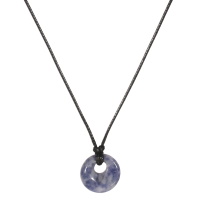 Collier composé d'un cordon en coton ciré de couleur noir et d'un pendentif rond en pierre de couleur bleue. Fermoir mousqueton en métal argenté avec 5 cm de rallonge.